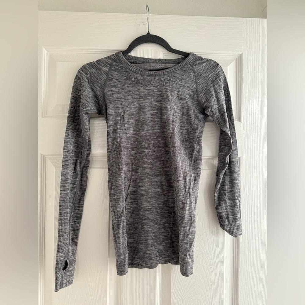 Lululemon Swiftly Tech Long-Sleeve Shirt 2.0
Hip Length
Grey 
4/Small